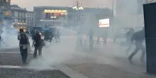 Guerriglia urbana a Milano, scontri in Duomo tra polizia e manifestanti