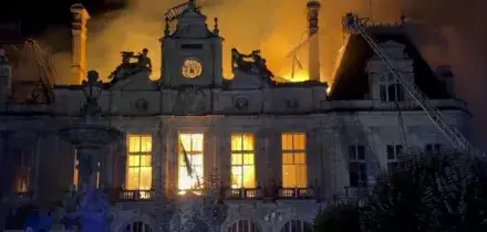 Proteste in Francia, le immagini del municipio di Limoges in fiamme