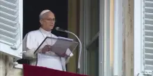 Primo Angelus del Papa dopo l&rsquo;intervento: mi sento vicino ai malati