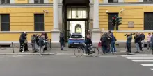 Familiari dei fermati per gli scontri di Milano attendono in Questura
