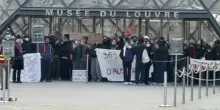 Studenti bloccano accesso al Louvre in sostegno alle proteste liceali