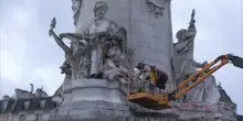 A Parigi dopo i disordini e il caos si puliscono strade e statue