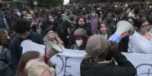 Studenti universitari manifestano a Parigi dopo la revoca del divieto