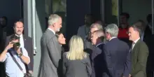 Re Felipe di Spagna visita i feriti dell&rsquo;incidente ferroviario