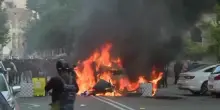 Sciopero, momenti di tensione a Roma al Colosseo, cassonetti bruciati