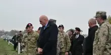 Crosetto in Bosnia sul luogo dell&rsquo;incidente dell&rsquo;elicottero