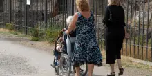 Caregiver: il welfare dell&rsquo;illusione tra paletti impossibili e cure da un euro l&rsquo;ora