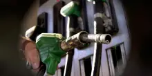 Caro-carburanti: caccia ai fondi per un decreto effimero