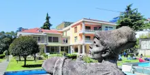 Albania, Vila 31 invasa da artisti e modelle