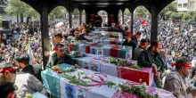 L’Iran tra funerali di massa e ombre di negoziato