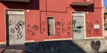 Roma, vandalizzate le sedi Pd e Anpi dopo la rimozione del murales neofascista