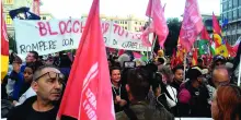 Cariche e idranti contro il corteo pro-Pal diretto alla Festa del cinema di Roma
