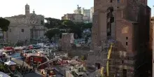 Roma, il boato e il crollo. Cede la Torre dei Conti, operaio sotto le macerie