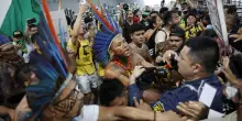 Manifestanti indigeni irrompono al vertice