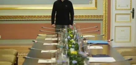 Zelensky costretto a trattare sul piano Usa che lo umilia