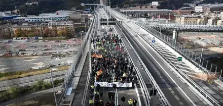 La notte degli operai ex Ilva mentre Taranto affonda