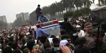 Trema il Bangladesh, centinaia di migliaia al funerale dell&rsquo;attivista