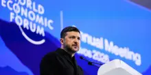 Zelensky attacca l&rsquo;Europa. Ad Abu Dhabi il vertice a tre