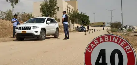 Un colono punta il fucile su due carabinieri.  Roma stavolta protesta