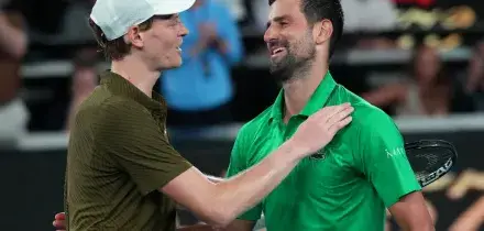 Djokovic l&rsquo;immortale. A sorpresa batte Sinner e vola in finale