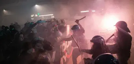 Olimpiadi insostenibili. Petardi e cariche al corteo di Milano