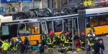 Tram deraglia a Milano, due morti e decine di feriti