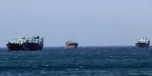 Hormuz chiuso dall&rsquo;allarme Usa. I missili iraniani sulle raffinerie del Golfo