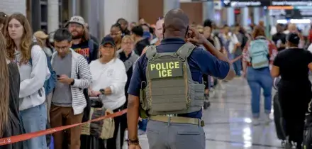 Trump manda i rambo dell&rsquo;Ice a fare la guardia agli aeroporti
