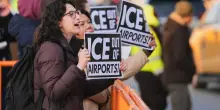 Ice negli aeroporti Usa: file senza fine e strategia intimidatoria