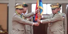 Nel Myanmar in guerra il generale golpista cambia l&rsquo;abito ma non la sostanza