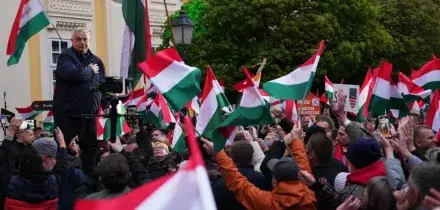 Orb&aacute;n nella piazza di Budapest, illiberale fino all&rsquo;ultimo comizio
