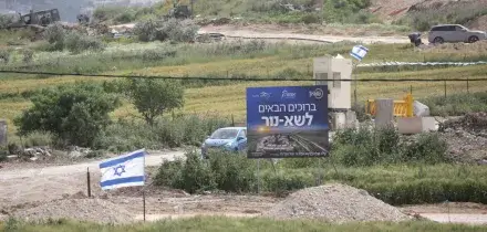 Colonie &laquo;riattivate&raquo; e basi militari: Israele mangia altra terra