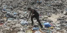 Chiodi, serrature, legno, plastica: riciclare le macerie per ricostruire Gaza