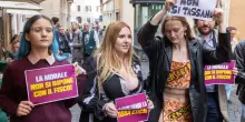 Pornostar in piazza contro la Tassa etica: &laquo;Fiscalit&agrave; punitiva, morale di Stato&raquo;