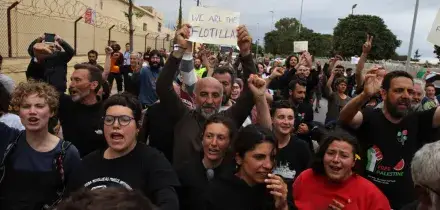 La nostra prigione in mare. Picchiati, umiliati, derisi e poi ancora picchiati