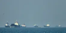 Fregate, missili e navi a fuoco, nel Golfo aria di battaglia navale