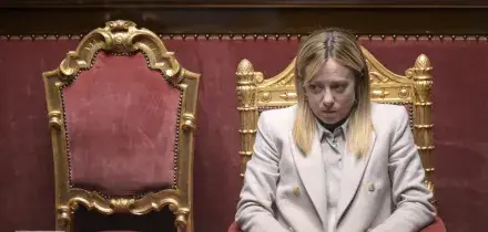 Meloni striglia il ribelle Giuli. E lui diserta il vertice Ue