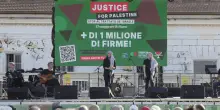 In migliaia a Roma: stop agli accordi con Israele