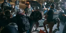 L&rsquo;Ice sfodera i taser contro i manifestanti di Delaney Hall