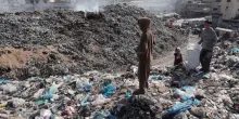 Rifiuti sanitari tra le tende e i mercati di Gaza