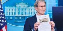 Banconota Trump, grandeur performativa del regime americano