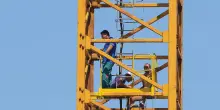 Massa, operaio picchiato dal titolare perch&eacute; ha chiesto la paga