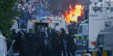 Notte di scontri a Belfast, assediato centro per migranti