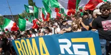 &laquo;Viva il Duce&raquo; e braccia tese nella via dello shopping