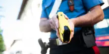 Antigone al governo: &laquo;Ritirate i Taser&raquo;. Molteni insiste: &laquo;Saranno raddoppiati&raquo;