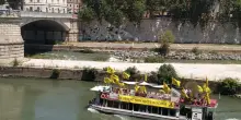 Nucleare, la &ldquo;flotilla&rdquo; del dissenso risale il Tevere: &laquo;No ai siti di stoccaggio&raquo;