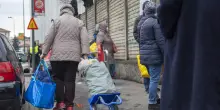 Poveri, ma bellici. E l&rsquo;inflazione divora la spesa