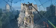 Kiev brucia. L&rsquo;attacco russo pi&ugrave; grave di sempre, 22 morti