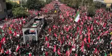 Il lungo funerale di Khamenei messa in scena del potere