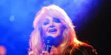 Bonnie Tyler, addio alla voce graffiante del pop britannico